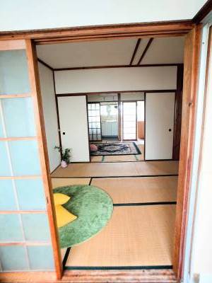 奥行きのある室内