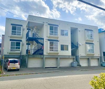 前面は１０ｍ公道で車や自転車の出し入れがしやすいです