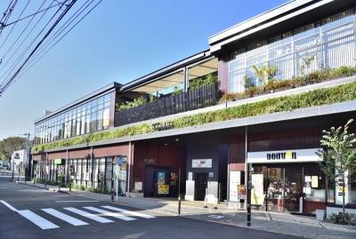 小田急線 玉川学園前駅。スーパーやパン屋さんもあります