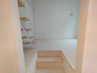 スキップフロアで、ロフトには固定階段がついています