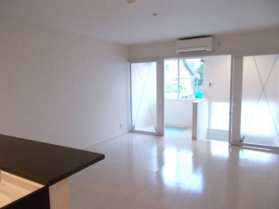 南側の窓からは太陽と風が心地よく癒してくれます