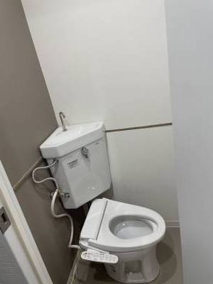 温水、温かい便座のウォシュレット。シックで落ち着いた空間