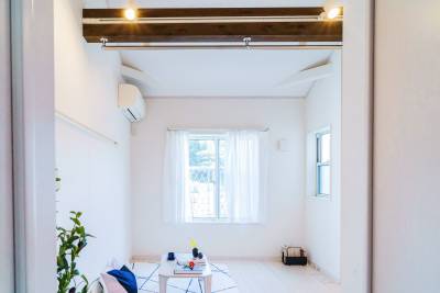 自然光が差し込む、ミニマルで心地よい毎日