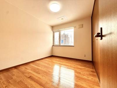 洋室2。寝室や趣味の部屋にもいかがでしょうか