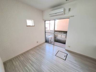 玄関側から見た部屋、エアコン付き