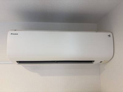 もちろんエアコン標準装備！収納棚も付いてます