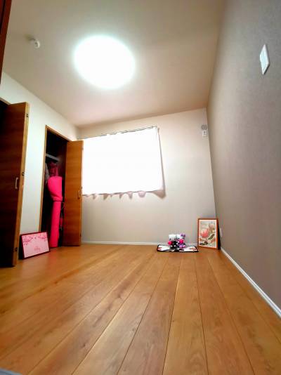 北側の洋間。夫婦やカップルでそれぞれに衣類等を管理できます♪