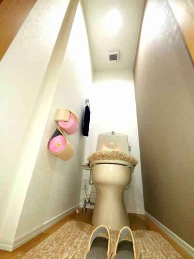 手洗い、温水洗浄便座付きの節水型トイレ。バス・トイレ別です♪