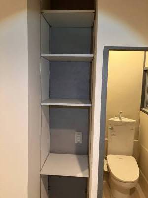 キッチン後ろの便利な可動棚