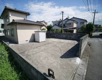 庭含めハイエース4台以上止めることができる広々駐車場です！
