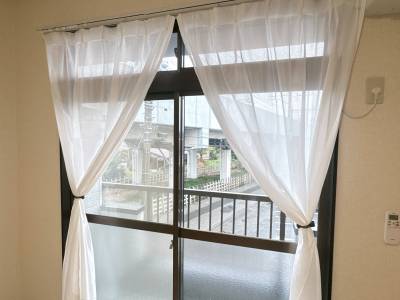 お部屋の窓の隣は駐車場の為開放感があります(^^♪