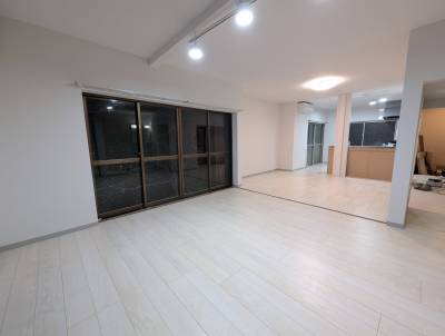 広々リビング、照明も付属