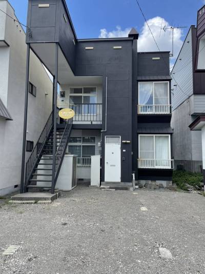 2台分駐車スペース、物置あり。看板と出窓がおしゃれ 2台分駐車スペース、物置あり。看板と出窓がおしゃれ