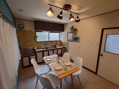 南の光と音が広がるダイニング。