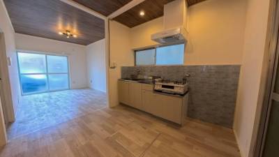 おしゃれにリフォームされたLDK。キッチンも新しいです。