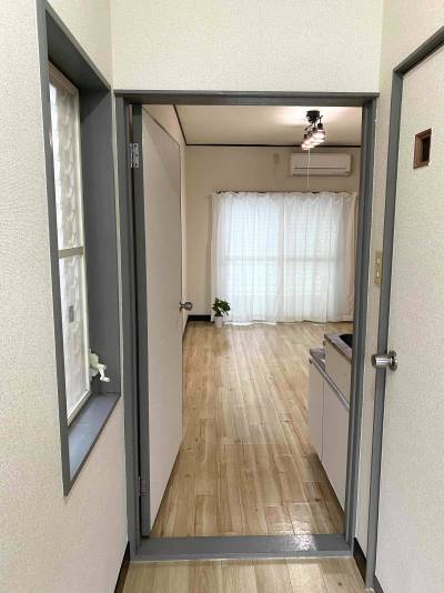 廊下。窓があります。