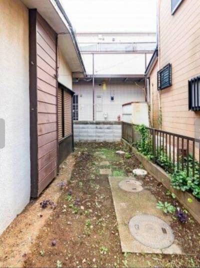 広々お庭。こちらに自転車やバイクは停めて下さい