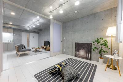 LDKと寝室の間の扉を開くととても開放的な空間になります。