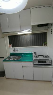 キッチンは白を基調にして機能的で収納も広く使えます。