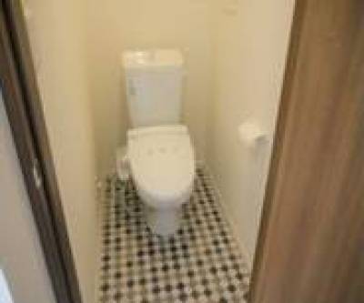 独立したトイレは温水暖房洗浄便座付で快適です♪