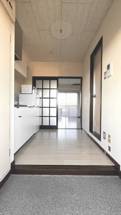 キッチンと大きなシューズボックス