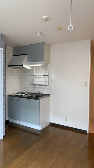 キッチンと冷蔵庫置き場（右側）