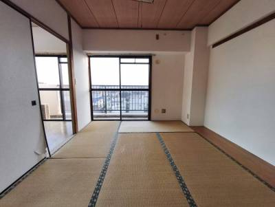 和室はベランダに面しており、明るいです