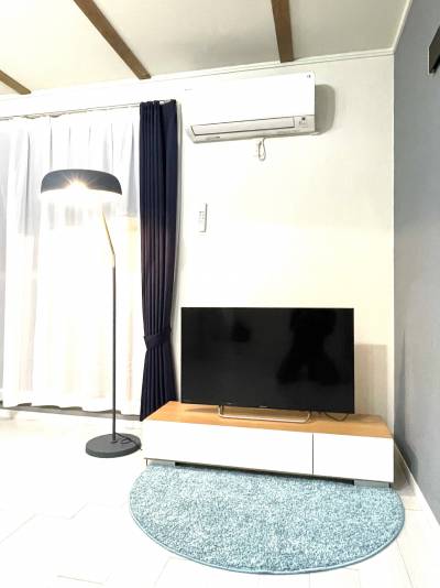 テレビ（40インチ）とテレビ台を備えます。