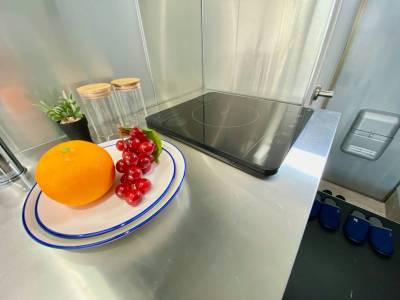 キッチンは広々でIHコンロで安心。