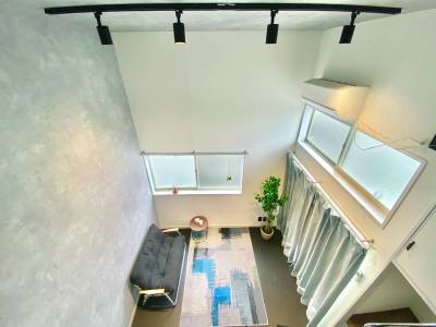 ロフトから見た部屋。高さもあり開放的。