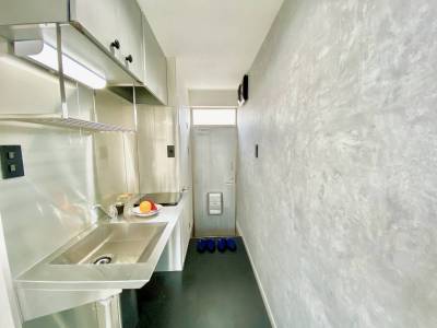 キッチンもオールシルバーでクール。