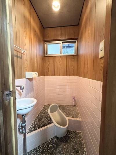 トイレは汲取式です。補助金で浄化槽を入れることが出来ます。