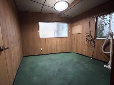 玄関入って右手の洋室です。二面採光で明るい！