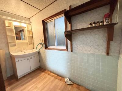 リビングの奥に洗面室があります。室内洗濯機置き場あり！