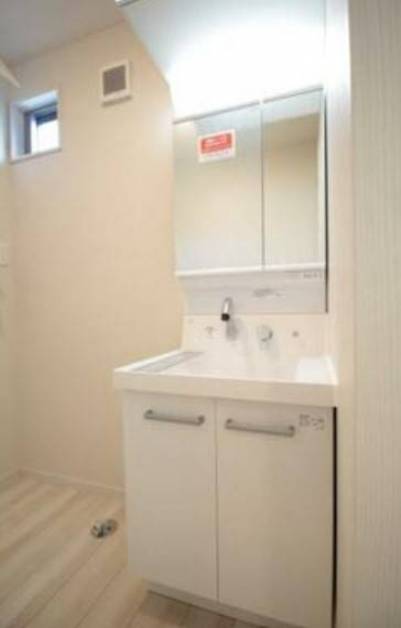 脱衣室　洗面化粧台は吊戸棚付きで収納抜群です