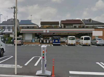 セブンイレブン徒歩5分。他にローソン、ファミマもあり。