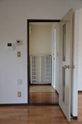 玄関：シューズボックスあり、ネットへの接続も可。