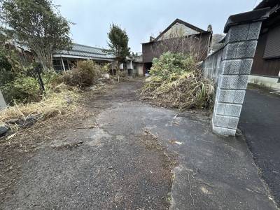 広くて四季を感じられる庭！
車も２台は駐められます！