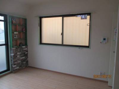 2面採光なので明るいです。
部屋干し用の金物付いています。