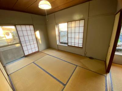 一階東和室南向き、2面開放で日当たり良好