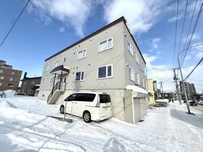 周辺建物との距離もあり、開放感のあるたたたずまいです 周辺建物との距離もあり、開放感のあるたたたずまいです