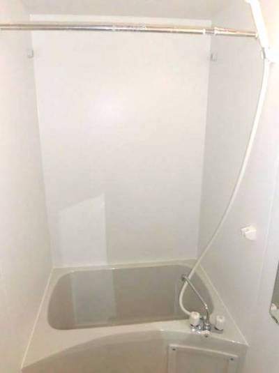 ユニットバスは浴室乾燥器付で雨の日の洗濯も便利です♫