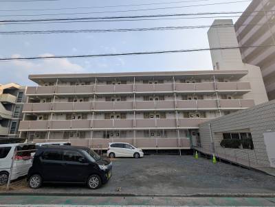 県立大学のテニスコートが上階から見えます