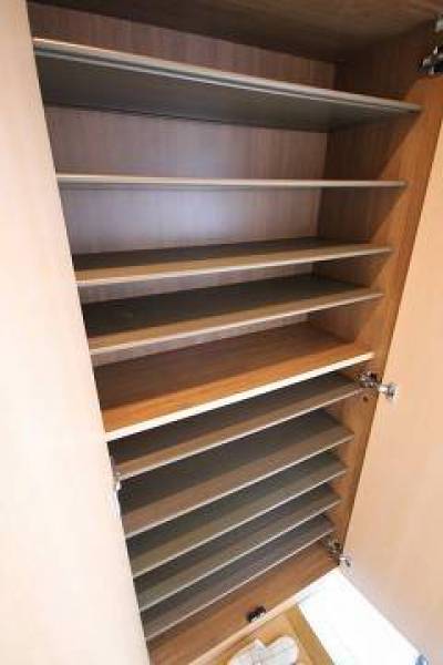 【シューズBOX】玄関入った廊下脇にあります。たっぷり収納｡