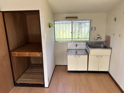 コンパクトで使いやすいキッチンと、収納もございます。