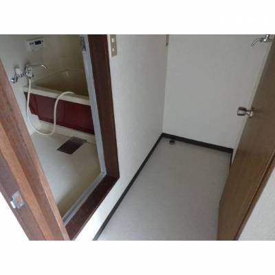写真には写っていませんが、独立洗面台が設置されています。