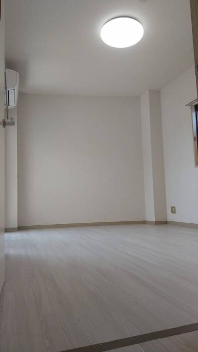 白くて明るい部屋です。二面採光です。
