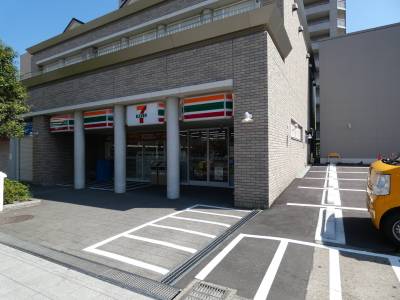 マンション向いにセブンイレブン広瀬町店があります。