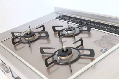 ガラストップの3口ガスコンロ。グリル付きで幅180cm