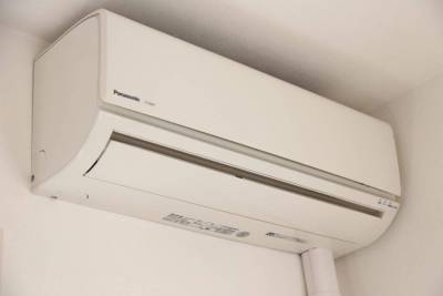 リビング側にエアコンが付いています。